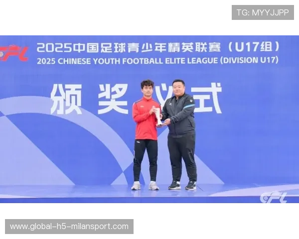 上海海港杨希贴身盯防不失位，传中路线被彻底封死