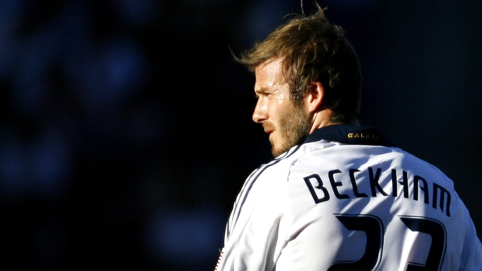 C罗与队友亲密互动，更衣室氛围融洽，c罗与球迷合影