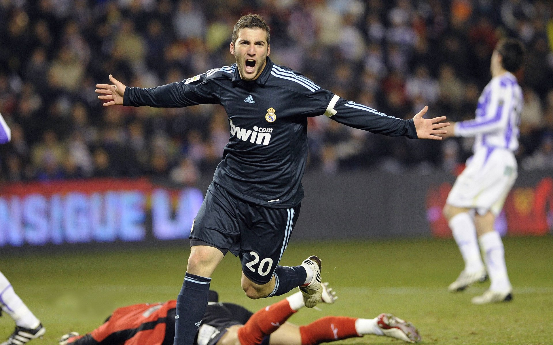 英格兰2026新球衣谍照流出球迷齐喊：这回真帅！，英格兰国家队新球衣